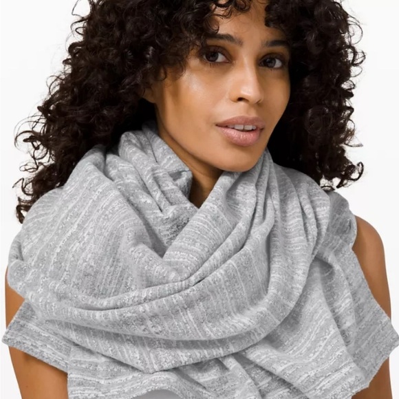 Lululemon Vinyasa Snap Scarf/Wrap/Cover Up Heathered Gray/White Stripe. - Picture 9 of 11